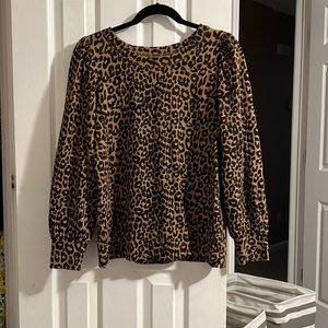 Cheetah print Size M thin sweater with puffy sleeves